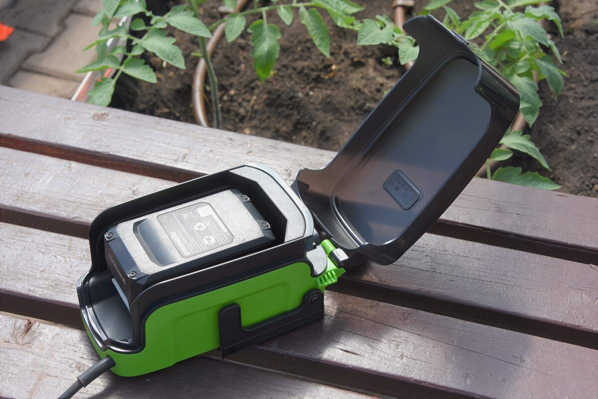 Аккумуляторный насос для полива из бочки Greenworks G24SWP обзор и полив