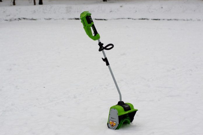 аккумуляторная снеголопата Greenworks